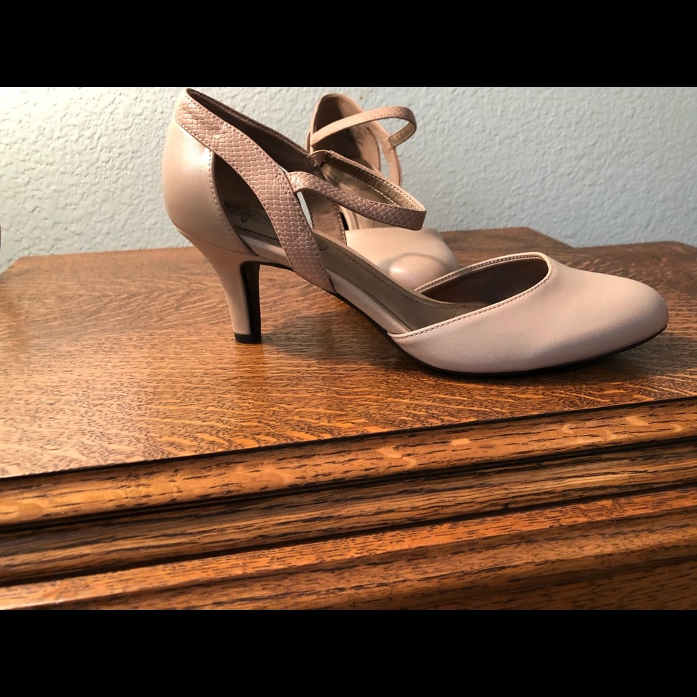 LifeStride Beige pumps size 10M